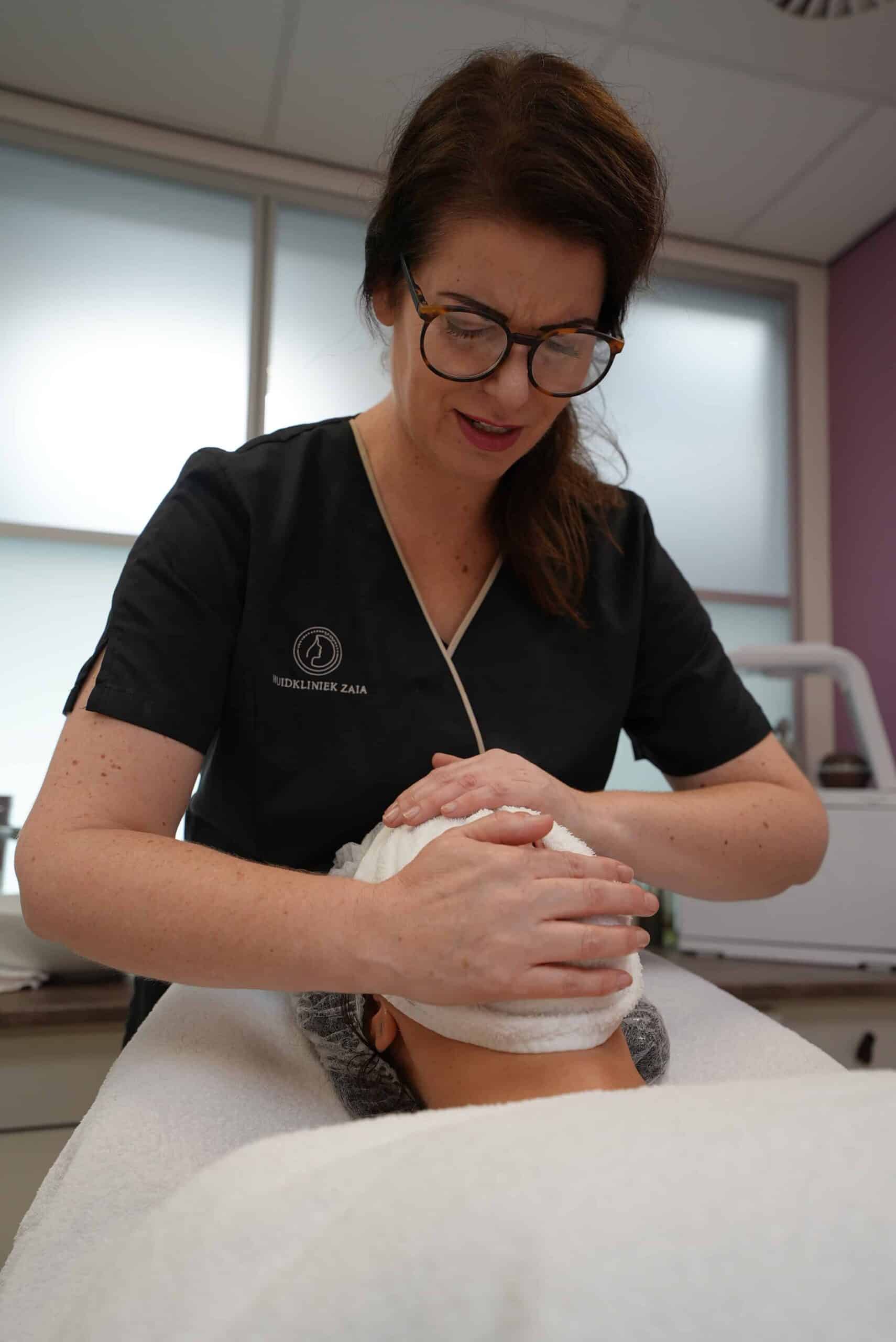 Natasja voert een ontspannende gezichtsbehandeling uit bij Huidkliniek Zaia in Hoogezand